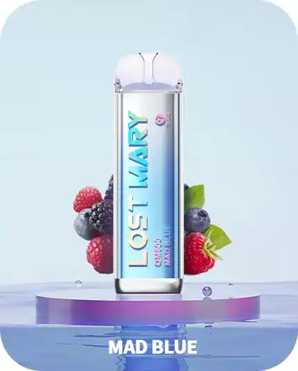 LOST MARY E-Zigarette in der Geschmacksrichtung Mad Blue, umgeben von frischen Beeren wie Himbeeren, Brombeeren und Heidelbeeren, vor einem blauen Hintergrund.
