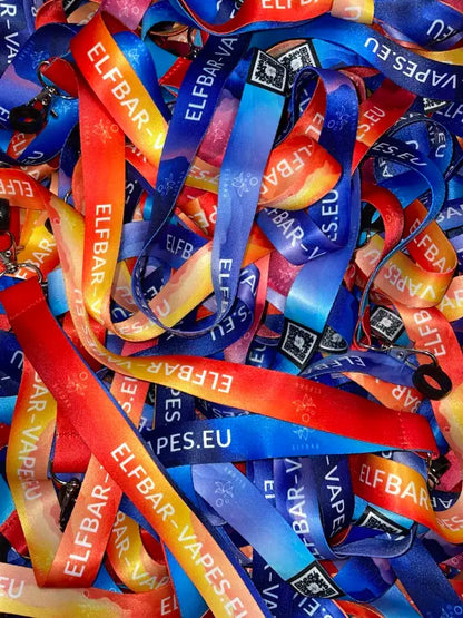 Verschiedene 'ELFBAR'-Lanyards in einem Farbverlauf von Rot, Blau und Orange, mit dem Schriftzug 'ELFBAR' und der Website 'ELFBAR.VAPES.EU'.
