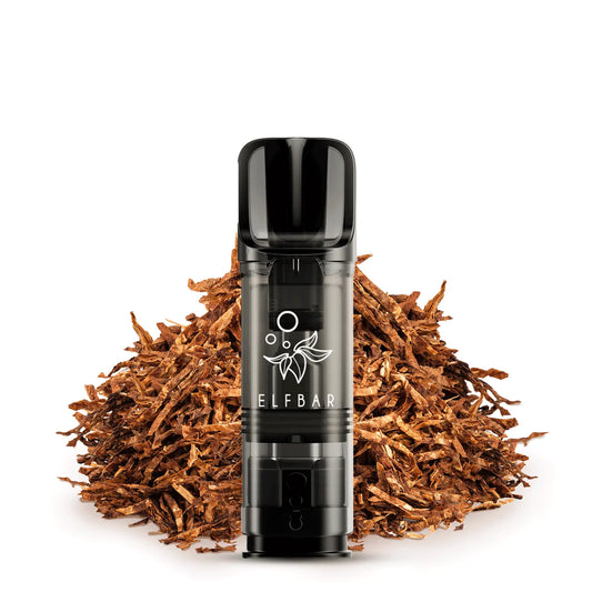 Einzelner Elfbar Elfa Pods Golden Tobacco vor einem Haufen getrockneter Tabakblätter – authentisches Tabakaroma im Fokus