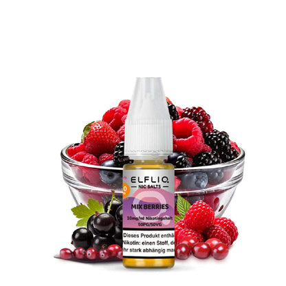 ELFLIQ Mix Berries Nikotinsalz Liquid mit 10 mg/ml Nikotingehalt – E-Liquid-Flasche vor einer Schale mit frischen gemischten Beeren wie Himbeeren, Brombeeren, Johannisbeeren und Erdbeeren auf weißem Hintergrund