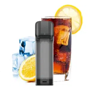 ELFA Cola Pods Produktbild mit Cola, Zitrone und Eiswürfeln im Hintergrund