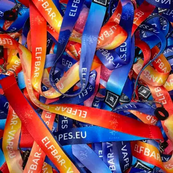 Verschiedene 'ELFBAR'-Lanyards in einem Farbverlauf von Rot, Blau und Orange, mit dem Schriftzug 'ELFBAR' und der Website 'ELFBAR.VAPES.EU'.