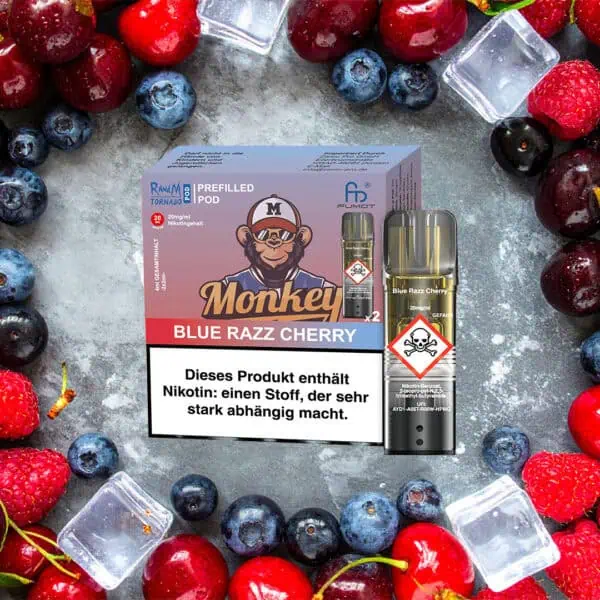 RandM Tornado Pods Blue Razz Cherry mit Verpackung und Pod vor einem Hintergrund aus frischen Beeren, Kirschen und Eiswürfeln – fruchtig-frischer Look mit deutlich sichtbarem Warnhinweis.