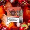 RandM Tornado Pods Cherry Cola mit auffälligem Gorilla-Design auf roter Verpackung, präsentiert vor sprudelndem Cola-Hintergrund mit Kirschen und Eiswürfeln – 20 mg/ml Nikotin, intensiver Cola-Kirsch-Geschmack