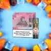 RandM Tornado Pods Peach Ice mit 20 mg/ml Nikotin – rosa Verpackung mit wütendem Gorilla im Stirnband, daneben ein Pod mit Totenkopf-Warnsymbol, umgeben von Eiswürfeln, Pfirsichen und Pflaumen auf blauem Hintergrund