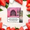 Verpackung der RandM Tornado Pods Strawberry Watermelon Bubblegum mit auffälligem Gorilla-Motiv, daneben ein Pod mit Totenkopf-Warnsymbol – umgeben von frischen Erdbeeren, Wassermelonenstücken und rosa Kaugummikugeln