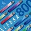 ELFBAR 800 Einweg E-Zigaretten im diagonalen Flatlay auf blauem Hintergrund – verschiedene Sorten wie Grape, Mad Blue, Watermelon und Pink Lemonade mit Mesh Coil, modern und farbenfroh inszeniert